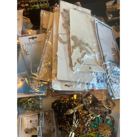 Over 4000 Pieces Costume Jewelry And Branded Jewelry - Picture 16 of 16